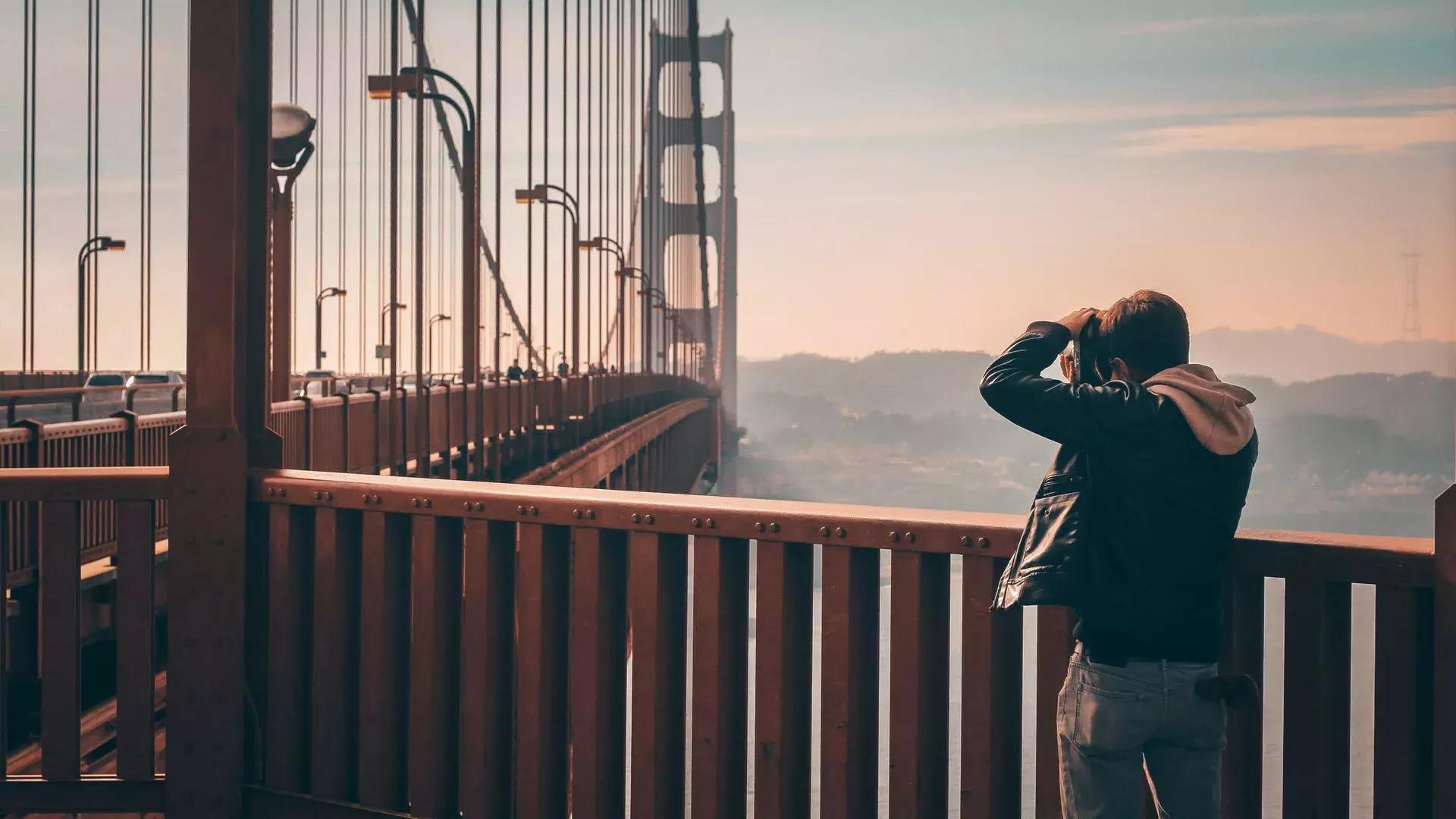 一名男子在金门大桥拍照