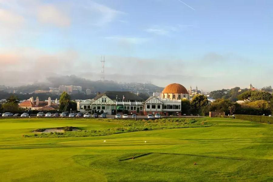 Les greens du parcours de golf Presidio brillent par une journée ensoleillée à San Francisco.
