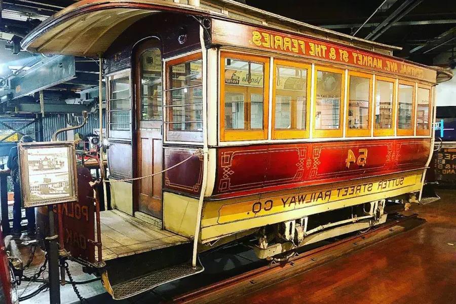 Um teleférico antigo em exibição no Museu do Teleférico de São Francisco.
