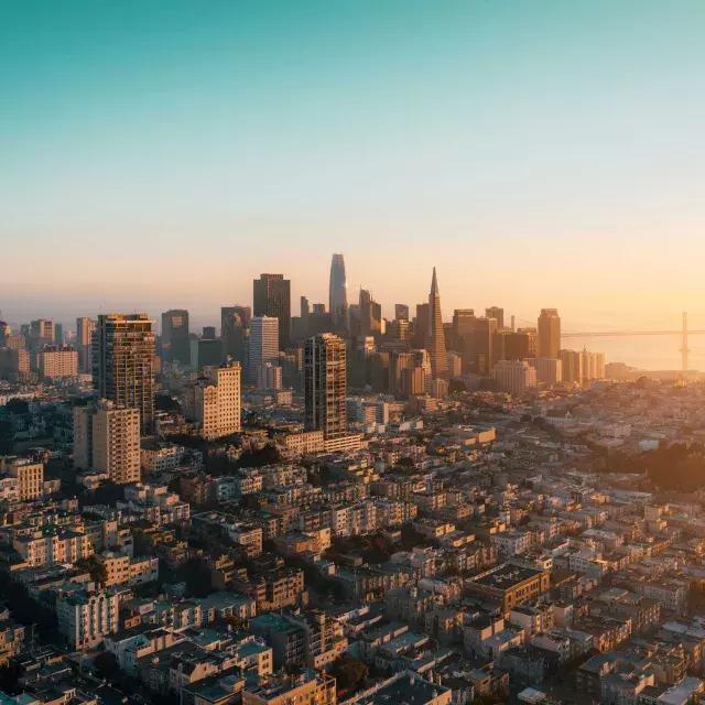 El horizonte de San Francisco se ve desde el aire bajo una luz dorada.