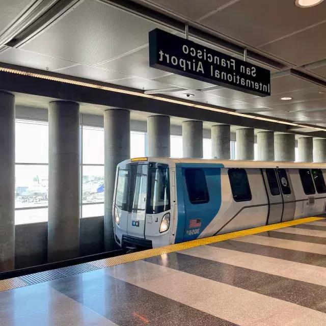 Un train BART attend les passagers à la gare.